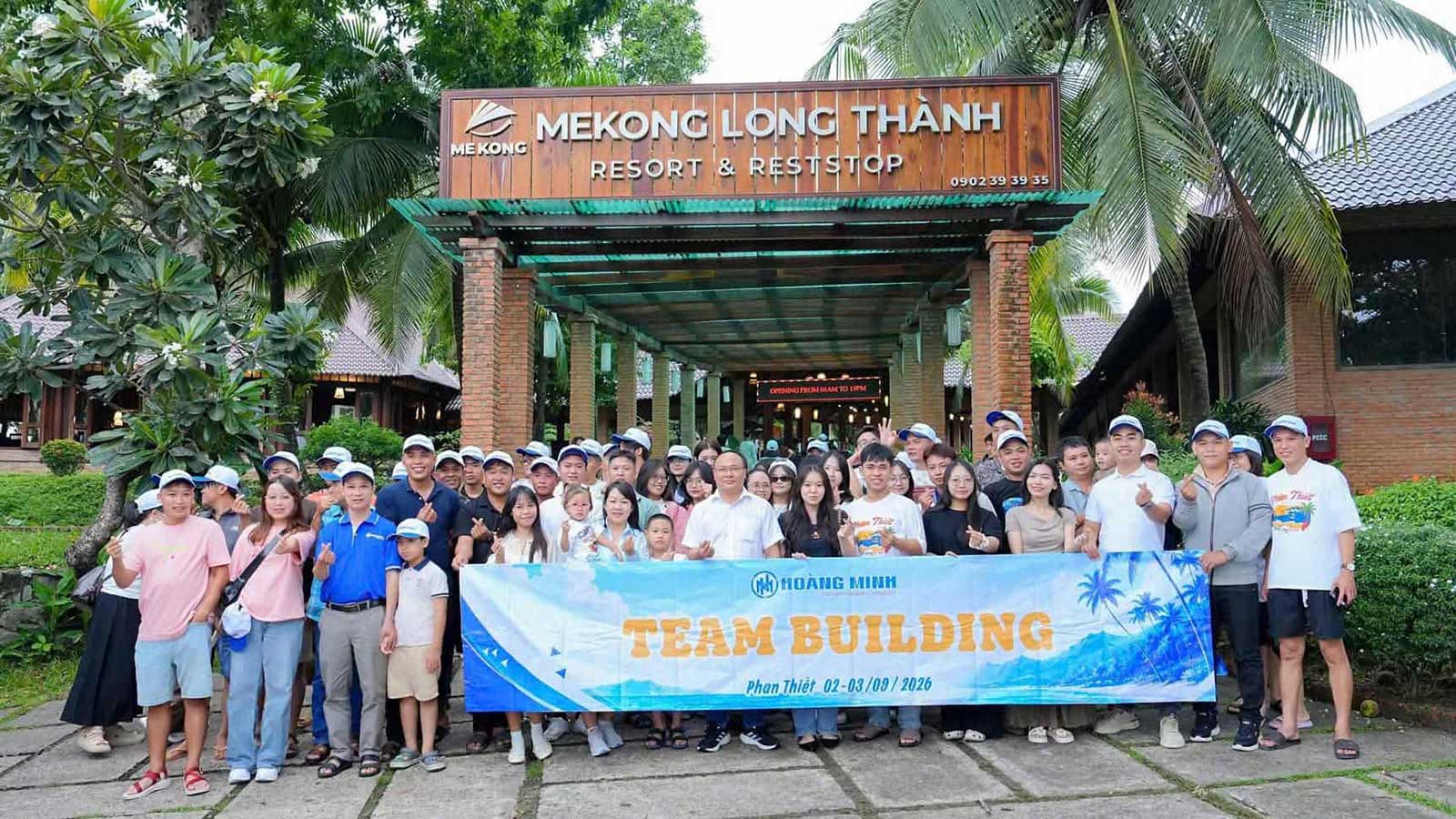 Tập thể Hoàng Minh trong chuyến team building năm 2026